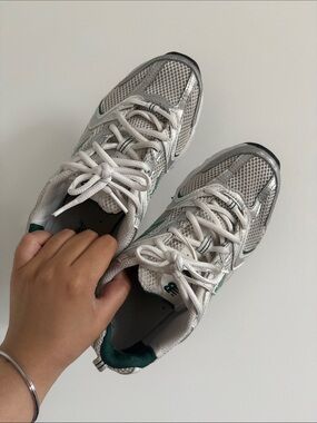 3/$30 used condition new balance 530s in size 7